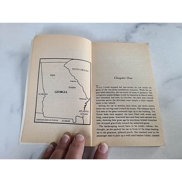 An Independent Lady By Roslyn Macdonald - Picture 5 of 10